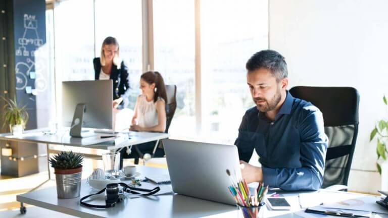 عوارض نشستن طولانی روی صندلی عوارض نشستن طولانی روی صندلی